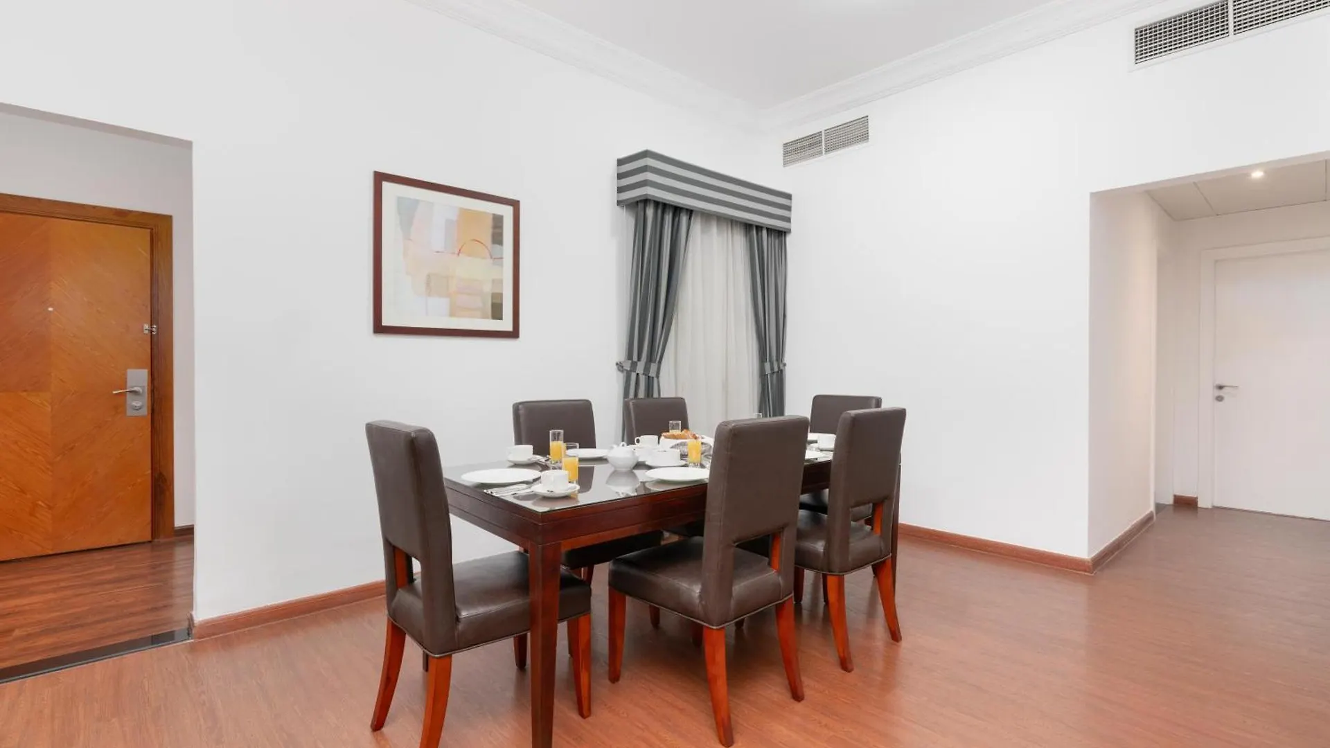 Golden Sands Hotel & Residences Şarja