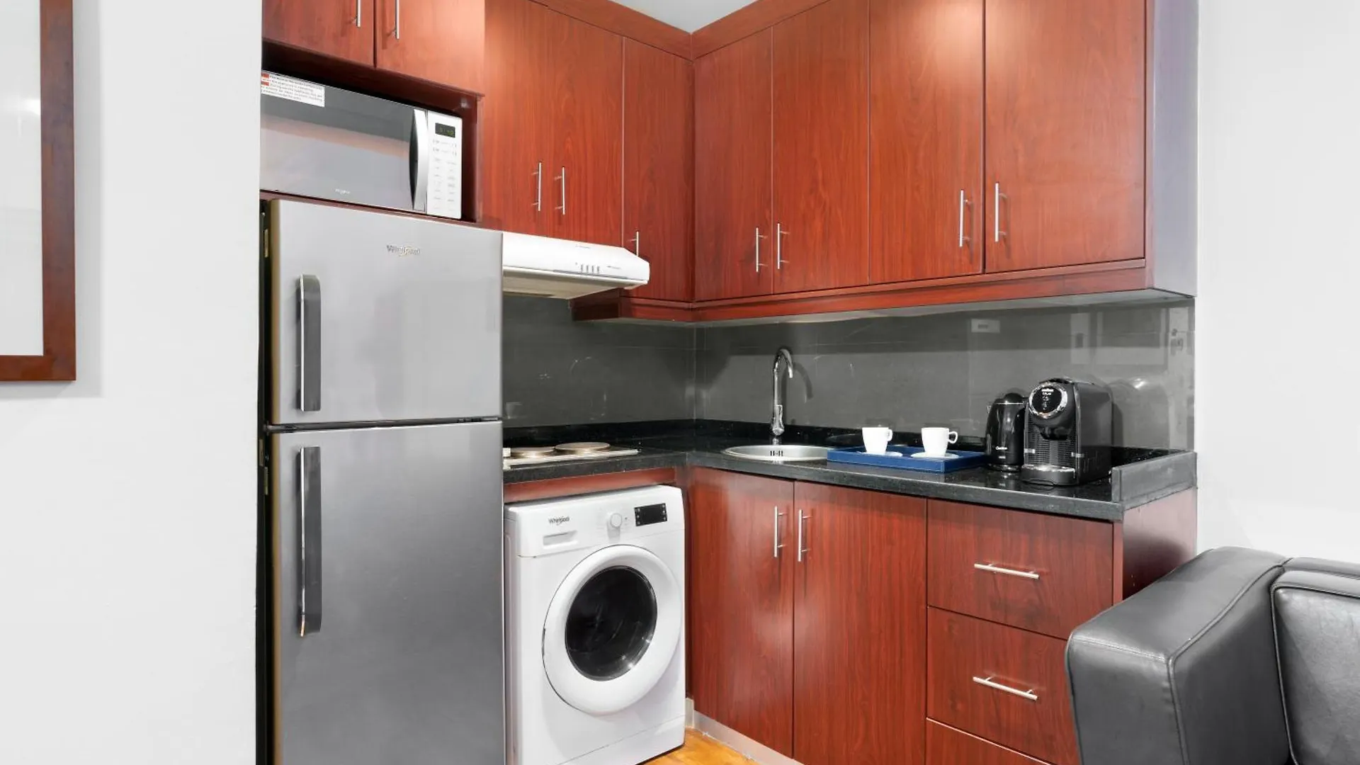 Golden Sands Hotel & Residences Şarja 4*,