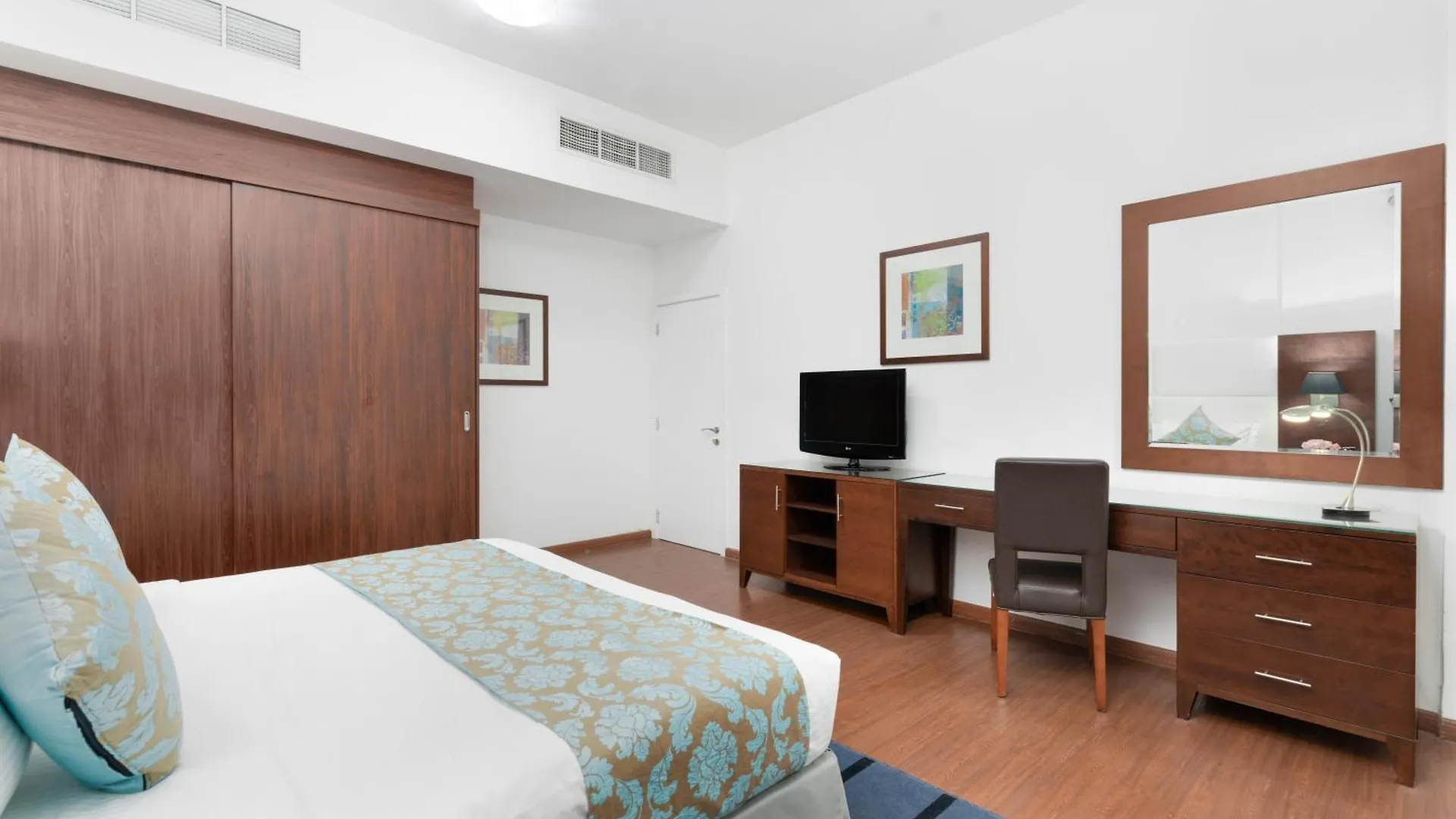 Golden Sands Hotel & Residences Şarja